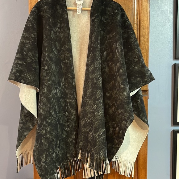 Marina Luna Shawl - Picture 3 of 3